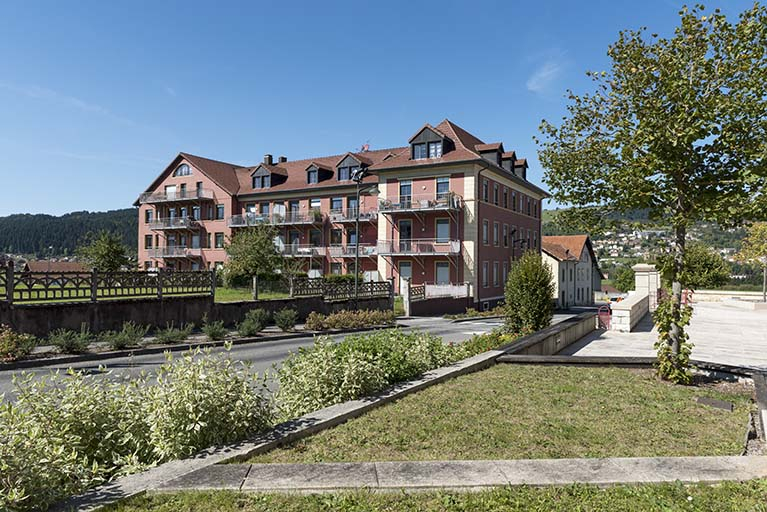 Vue d'ensemble, depuis le sud (façades postérieure et latérale gauche). © Sonia Dourlot / Région Bourgogne-Franche-Comté, Inventaire du patrimoine - 2017 Vue d'ensemble, depuis le sud (façades postérieure et latérale gauche). © Sonia Dourlot / Région Bourgogne-Franche-Comté, Inventaire du patrimoine - 2017