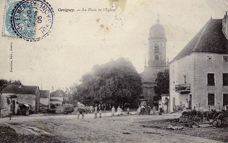 Place de l'église, carte postale (1905). © Guillaume Gézolme / Commune de Gevigney-et-Mercey - 2017 Place de l'église, carte postale (1905). © Guillaume Gézolme / Commune de Gevigney-et-Mercey - 2017
