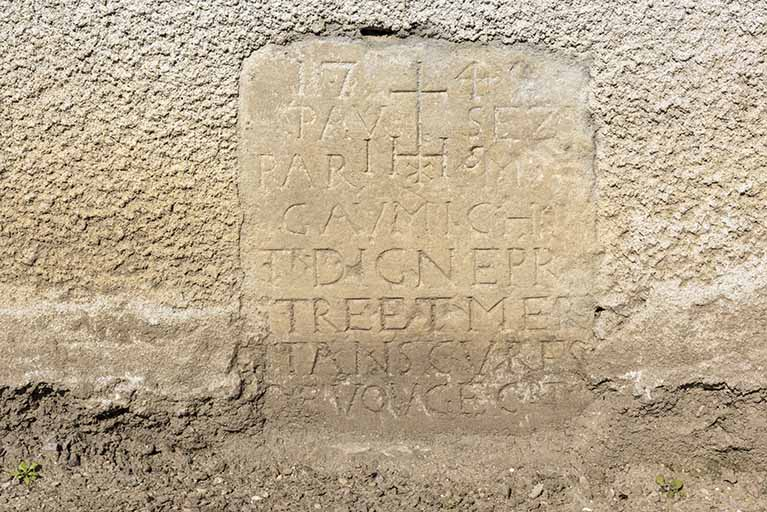Inscription de fondation et date portée (184?) sur le mur de l'ancien presbytère.  © Sonia Dourlot / Région Bourgogne-Franche-Comté, Inventaire du patrimoine - 2017