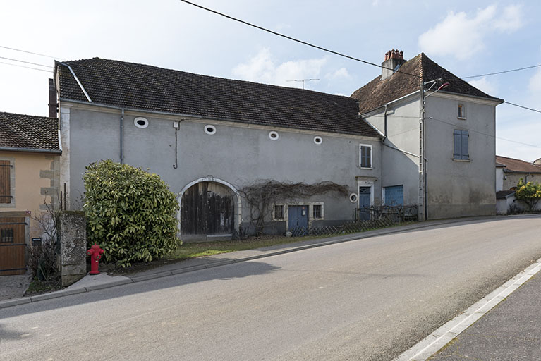 Façade sur rue d'une ferme à pavillon, 26 rue des Marronniers. Vue de trois-quart. © Sonia Dourlot / Région Bourgogne-Franche-Comté, Inventaire du patrimoine - 2017