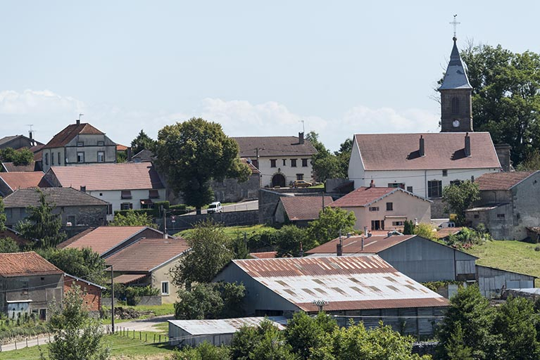Vue d'ensemble du centre du village depuis l'ouest.  © Sonia Dourlot / Région Bourgogne-Franche-Comté, Inventaire du patrimoine - 2017