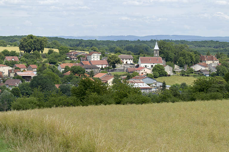 Le village dans son paysage vu depuis l'ouest.  © Sonia Dourlot / Région Bourgogne-Franche-Comté, Inventaire du patrimoine - 2017