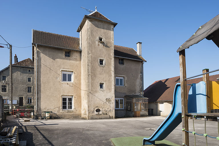 La maison depuis la cour de l'école. © Jérôme Mongreville / Région Bourgogne-Franche-Comté, Inventaire du patrimoine - 2017 La maison depuis la cour de l'école. © Jérôme Mongreville / Région Bourgogne-Franche-Comté, Inventaire du patrimoine - 2017
