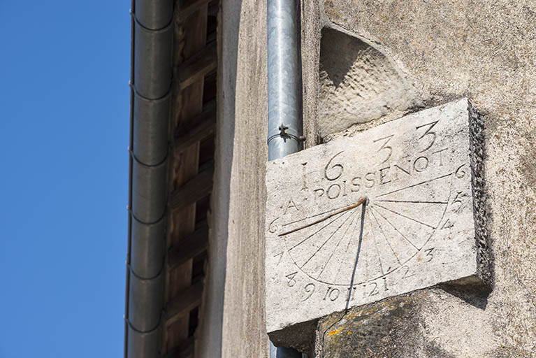 Cadran solaire, façade Sud-Ouest. © Jérôme Mongreville / Région Bourgogne-Franche-Comté, Inventaire du patrimoine - 2017 Cadran solaire, façade Sud-Ouest. © Jérôme Mongreville / Région Bourgogne-Franche-Comté, Inventaire du patrimoine - 2017