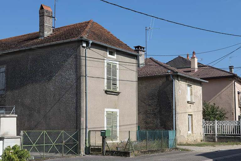 Alignement de fermes avec le logis en retour d'équerre. © Jérôme Mongreville / Région Bourgogne-Franche-Comté, Inventaire du patrimoine - 2017 Alignement de fermes avec le logis en retour d'équerre. © Jérôme Mongreville / Région Bourgogne-Franche-Comté, Inventaire du patrimoine - 2017
