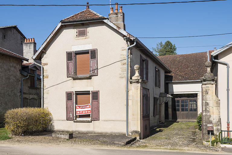 Détail d'une entrée de ferme avec des piliers sculptés. © Jérôme Mongreville / Région Bourgogne-Franche-Comté, Inventaire du patrimoine - 2017 Détail d'une entrée de ferme avec des piliers sculptés. © Jérôme Mongreville / Région Bourgogne-Franche-Comté, Inventaire du patrimoine - 2017