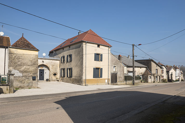 Vue générale, Grande rue. © Jérôme Mongreville / Région Bourgogne-Franche-Comté, Inventaire du patrimoine - 2017 Vue générale, Grande rue. © Jérôme Mongreville / Région Bourgogne-Franche-Comté, Inventaire du patrimoine - 2017