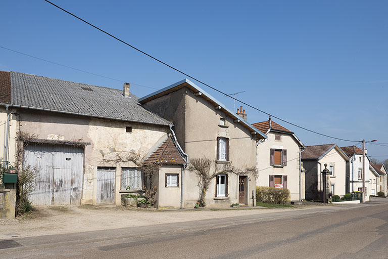 Vue générale, Grande rue. © Jérôme Mongreville / Région Bourgogne-Franche-Comté, Inventaire du patrimoine - 2017 Vue générale, Grande rue. © Jérôme Mongreville / Région Bourgogne-Franche-Comté, Inventaire du patrimoine - 2017