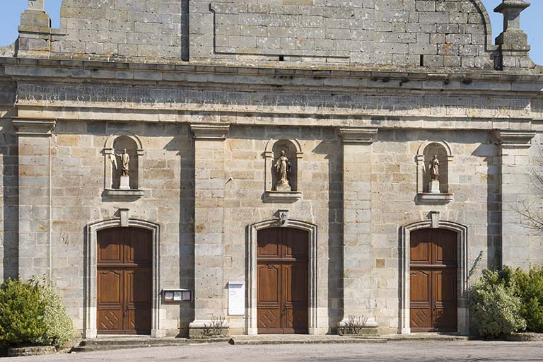 Les trois portails de la façade. © Jérôme Mongreville / Région Bourgogne-Franche-Comté, Inventaire du patrimoine - 2017 Les trois portails de la façade. © Jérôme Mongreville / Région Bourgogne-Franche-Comté, Inventaire du patrimoine - 2017