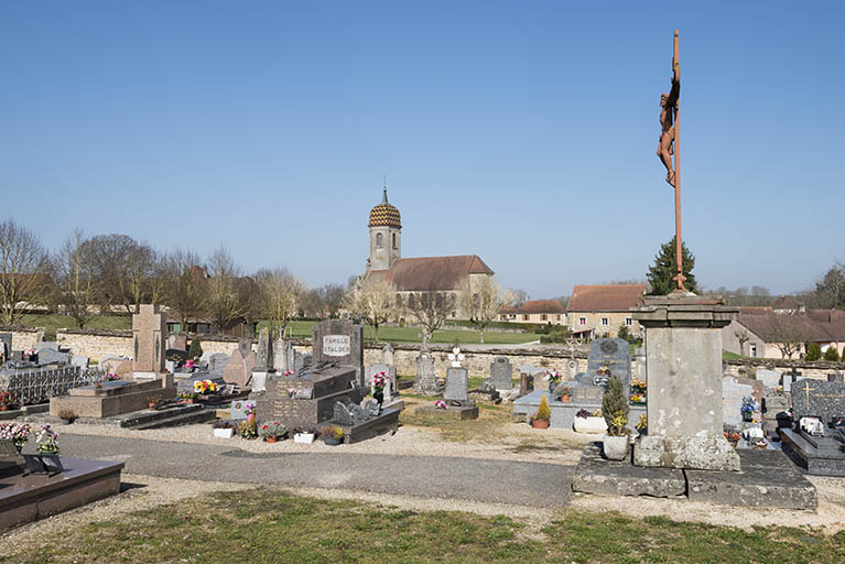 Le cimetière avec l'église en arrière plan. © Jérôme Mongreville / Région Bourgogne-Franche-Comté, Inventaire du patrimoine - 2017 Le cimetière avec l'église en arrière plan. © Jérôme Mongreville / Région Bourgogne-Franche-Comté, Inventaire du patrimoine - 2017