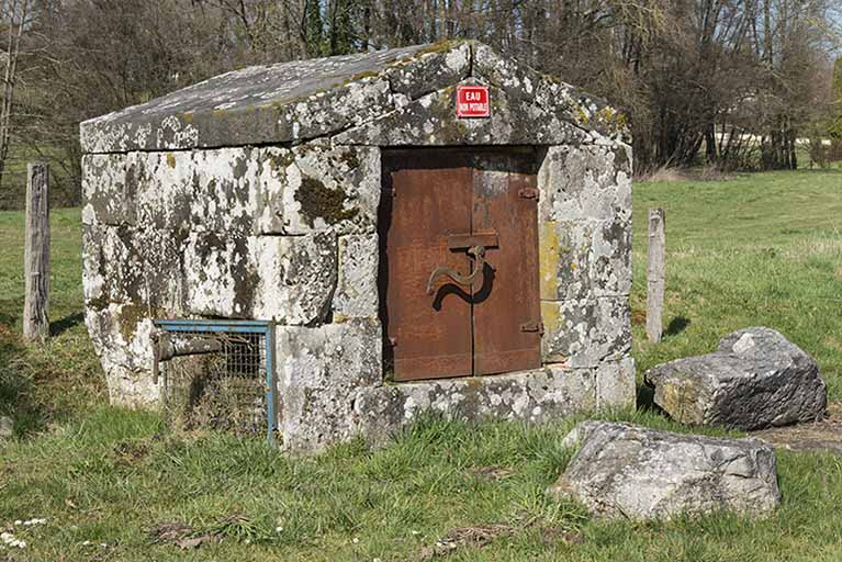 Ancien puits couvert. © Jérôme Mongreville / Région Bourgogne-Franche-Comté, Inventaire du patrimoine - 2017 Ancien puits couvert. © Jérôme Mongreville / Région Bourgogne-Franche-Comté, Inventaire du patrimoine - 2017