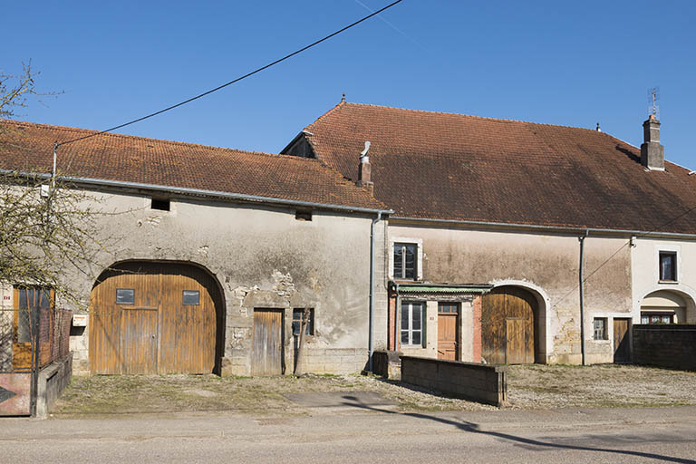 Fermes avec portes de grange. © Jérôme Mongreville / Région Bourgogne-Franche-Comté, Inventaire du patrimoine - 2017 Fermes avec portes de grange. © Jérôme Mongreville / Région Bourgogne-Franche-Comté, Inventaire du patrimoine - 2017