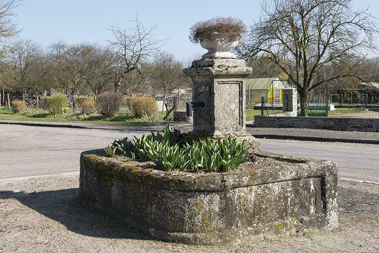 Le bassin maçonné de la fontaine. © Jérôme Mongreville / Région Bourgogne-Franche-Comté, Inventaire du patrimoine - 2017 Le bassin maçonné de la fontaine. © Jérôme Mongreville / Région Bourgogne-Franche-Comté, Inventaire du patrimoine - 2017