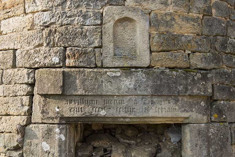 Niche située au bas de la tour. © Jérôme Mongreville / Région Bourgogne-Franche-Comté, Inventaire du patrimoine - 2017 Niche située au bas de la tour. © Jérôme Mongreville / Région Bourgogne-Franche-Comté, Inventaire du patrimoine - 2017