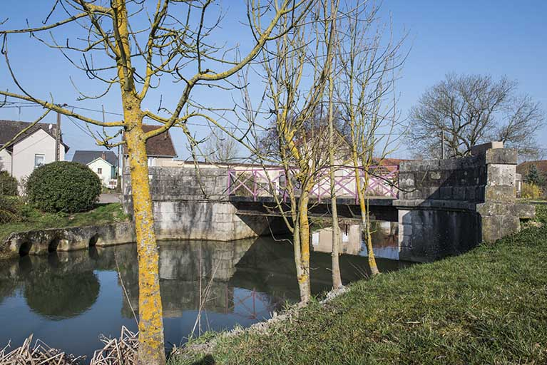 Le pont enjeambant le ruisseau. © Jérôme Mongreville / Région Bourgogne-Franche-Comté, Inventaire du patrimoine - 2017 Le pont enjeambant le ruisseau. © Jérôme Mongreville / Région Bourgogne-Franche-Comté, Inventaire du patrimoine - 2017