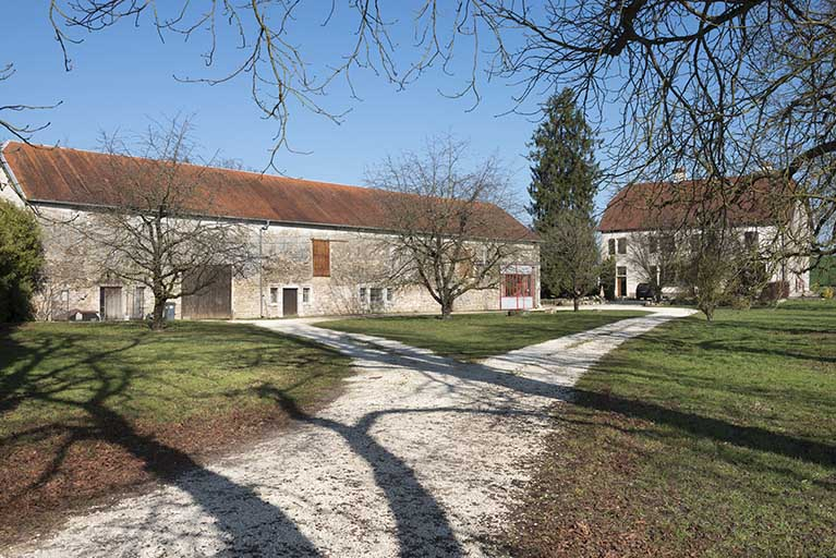 Site de l'ancien château reconstruit au 18e siècle. © Jérôme Mongreville / Région Bourgogne-Franche-Comté, Inventaire du patrimoine - 2017 Site de l'ancien château reconstruit au 18e siècle. © Jérôme Mongreville / Région Bourgogne-Franche-Comté, Inventaire du patrimoine - 2017