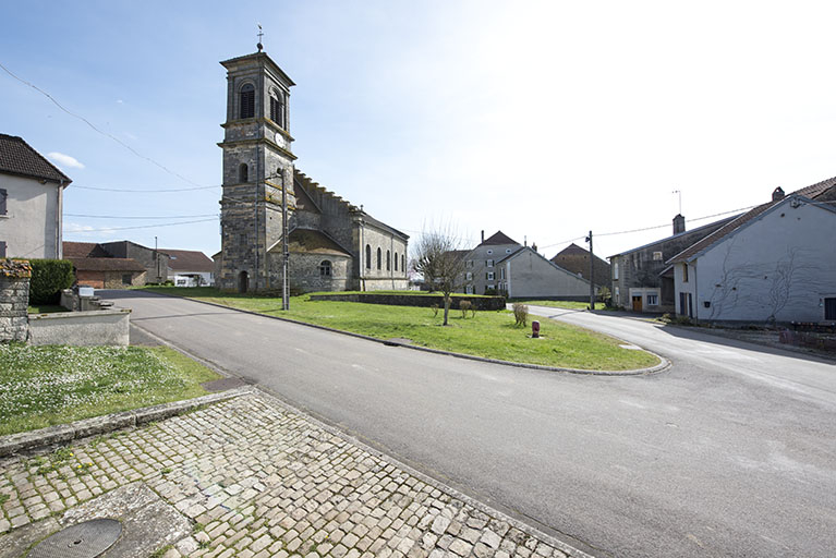 Place et église vues du nord-ouest.  © Sonia Dourlot / Région Bourgogne-Franche-Comté, Inventaire du patrimoine - 2017 Place et église vues du nord-ouest.  © Sonia Dourlot / Région Bourgogne-Franche-Comté, Inventaire du patrimoine - 2017