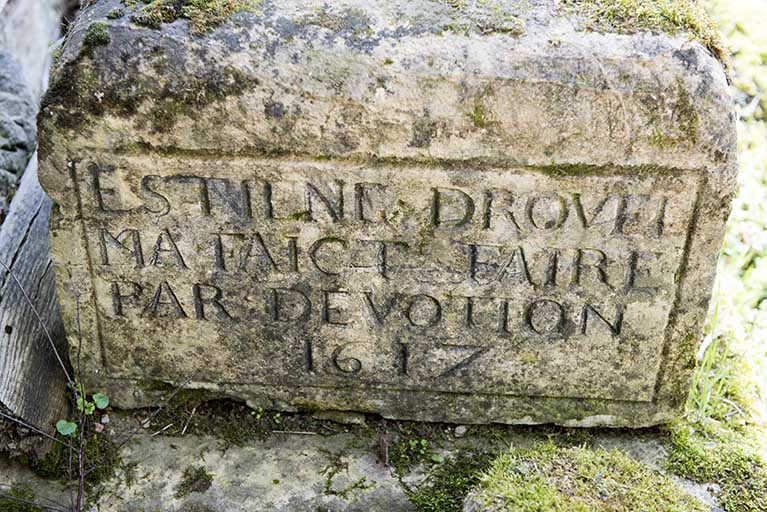 Base du calvaire de dévotion du Petit-Magny. (date portée : 1617) © Sonia Dourlot / Région Bourgogne-Franche-Comté, Inventaire du patrimoine - 2017 Base du calvaire de dévotion du Petit-Magny. (date portée : 1617) © Sonia Dourlot / Région Bourgogne-Franche-Comté, Inventaire du patrimoine - 2017