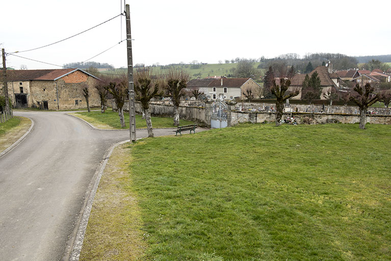 Cimetière vue de trois-quart, depuis l'est. © Sonia Dourlot / Région Bourgogne-Franche-Comté, Inventaire du patrimoine - 2017 Cimetière vue de trois-quart, depuis l'est. © Sonia Dourlot / Région Bourgogne-Franche-Comté, Inventaire du patrimoine - 2017