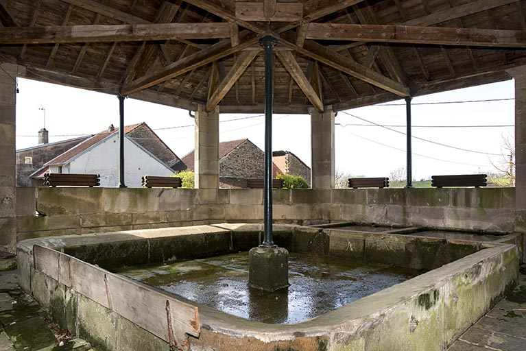 Fontaine-lavoir rue Saint Antoine : vue intérieure depuis l'angle nord-est. © Sonia Dourlot / Région Bourgogne-Franche-Comté, Inventaire du patrimoine - 2017 Fontaine-lavoir rue Saint Antoine : vue intérieure depuis l'angle nord-est. © Sonia Dourlot / Région Bourgogne-Franche-Comté, Inventaire du patrimoine - 2017