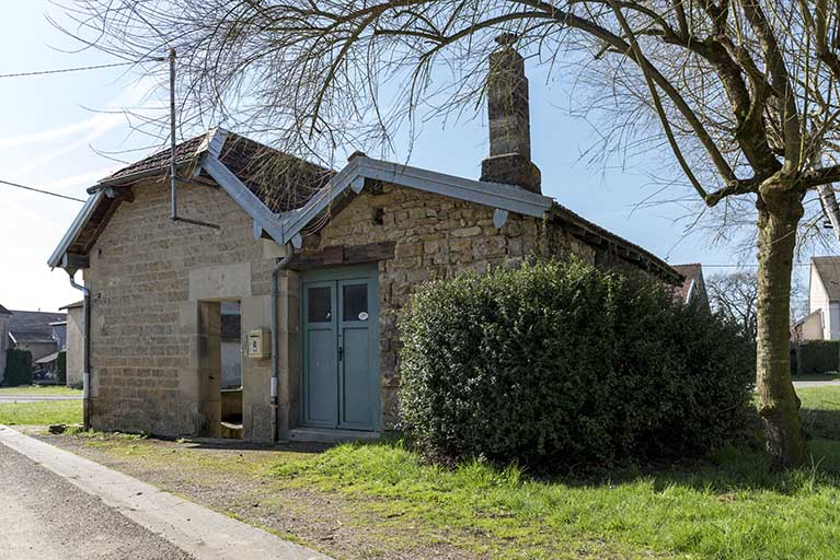 Fontaine-lavoir du Petit-Magny : vue de trois-quart nord. © Sonia Dourlot / Région Bourgogne-Franche-Comté, Inventaire du patrimoine - 2017 Fontaine-lavoir du Petit-Magny : vue de trois-quart nord. © Sonia Dourlot / Région Bourgogne-Franche-Comté, Inventaire du patrimoine - 2017
