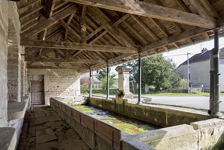 Fontaine-lavoir à l'angle de la Grande rue et de la rue du Bas : vue intérieure depuis le nord-ouest. © Sonia Dourlot / Région Bourgogne-Franche-Comté, Inventaire du patrimoine - 2017 Fontaine-lavoir à l'angle de la Grande rue et de la rue du Bas : vue intérieure depuis le nord-ouest. © Sonia Dourlot / Région Bourgogne-Franche-Comté, Inventaire du patrimoine - 2017