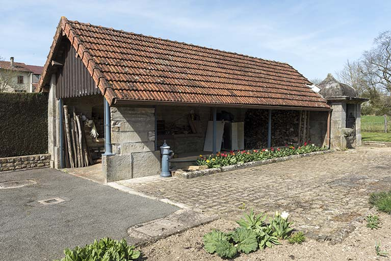 Ancienne fontaine-lavoir, 2 rue de Jonvelle : vue de trois-quart sud. © Sonia Dourlot / Région Bourgogne-Franche-Comté, Inventaire du patrimoine - 2017 Ancienne fontaine-lavoir, 2 rue de Jonvelle : vue de trois-quart sud. © Sonia Dourlot / Région Bourgogne-Franche-Comté, Inventaire du patrimoine - 2017
