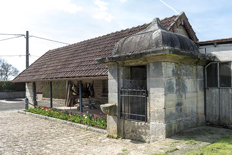 Ancienne fontaine-lavoir, 2 rue de Jonvelle : vue de trois-quart est. © Sonia Dourlot / Région Bourgogne-Franche-Comté, Inventaire du patrimoine - 2017 Ancienne fontaine-lavoir, 2 rue de Jonvelle : vue de trois-quart est. © Sonia Dourlot / Région Bourgogne-Franche-Comté, Inventaire du patrimoine - 2017