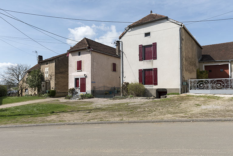Vue de trois quart est :  groupe de maisons-fermes en L avec entrées de cave : 13, 15, 17 Grande rue.  © Sonia Dourlot / Région Bourgogne-Franche-Comté, Inventaire du patrimoine - 2017 Vue de trois quart est :  groupe de maisons-fermes en L avec entrées de cave : 13, 15, 17 Grande rue.  © Sonia Dourlot / Région Bourgogne-Franche-Comté, Inventaire du patrimoine - 2017
