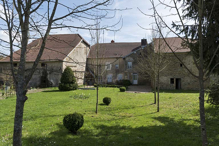 Vue de la façade postérieure depuis la rue de la Fontaine au nord-ouest. © Sonia Dourlot / Région Bourgogne-Franche-Comté, Inventaire du patrimoine - 2017 Vue de la façade postérieure depuis la rue de la Fontaine au nord-ouest. © Sonia Dourlot / Région Bourgogne-Franche-Comté, Inventaire du patrimoine - 2017