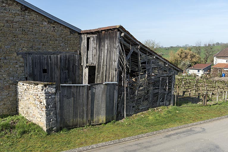 Détail d'un appentis couvert en tuiles canal, paroi en treillage, à l'angle de la Grande rue et de la rue de Jonvelle. © Sonia Dourlot / Région Bourgogne-Franche-Comté, Inventaire du patrimoine - 2017 Détail d'un appentis couvert en tuiles canal, paroi en treillage, à l'angle de la Grande rue et de la rue de Jonvelle. © Sonia Dourlot / Région Bourgogne-Franche-Comté, Inventaire du patrimoine - 2017