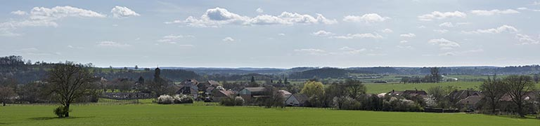 Vue du village depuis le nord. © Sonia Dourlot / Région Bourgogne-Franche-Comté, Inventaire du patrimoine - 2017 Vue du village depuis le nord. © Sonia Dourlot / Région Bourgogne-Franche-Comté, Inventaire du patrimoine - 2017