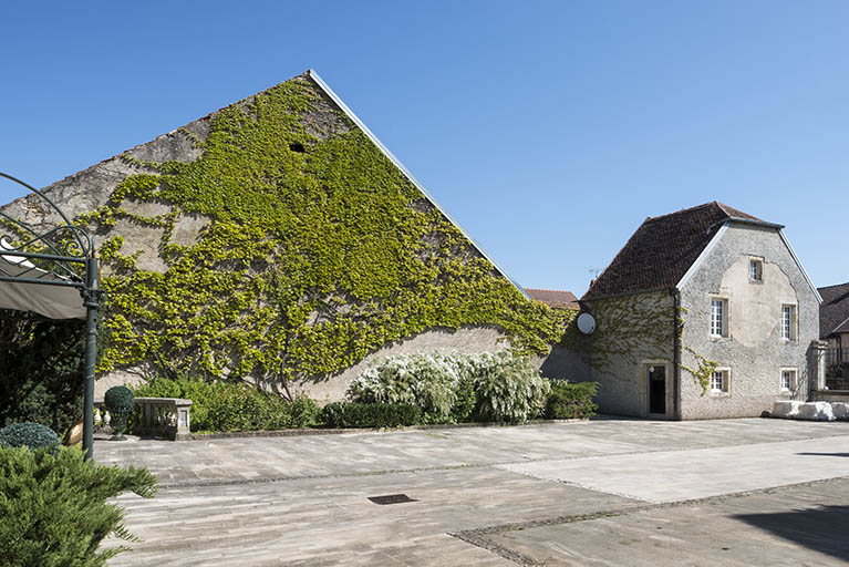 La maison du gardien et le mur pignon de la grange mitoyenne. © Jérôme Mongreville / Région Bourgogne-Franche-Comté, Inventaire du patrimoine - 2017 La maison du gardien et le mur pignon de la grange mitoyenne. © Jérôme Mongreville / Région Bourgogne-Franche-Comté, Inventaire du patrimoine - 2017