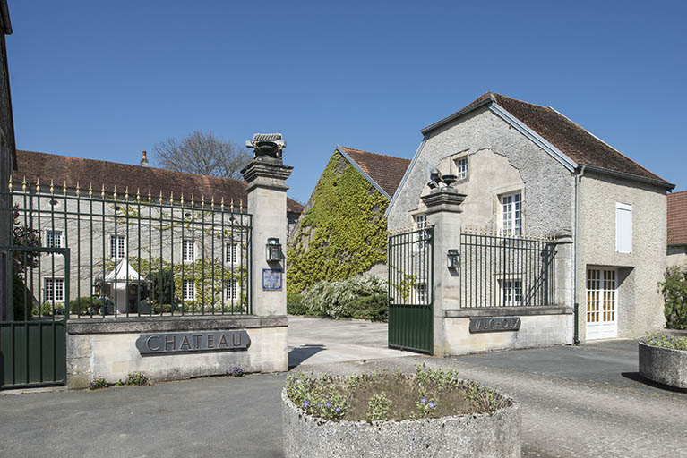 Vue de trois-quart avec la maison du gardien en arrière plan. © Jérôme Mongreville / Région Bourgogne-Franche-Comté, Inventaire du patrimoine - 2017 Vue de trois-quart avec la maison du gardien en arrière plan. © Jérôme Mongreville / Région Bourgogne-Franche-Comté, Inventaire du patrimoine - 2017