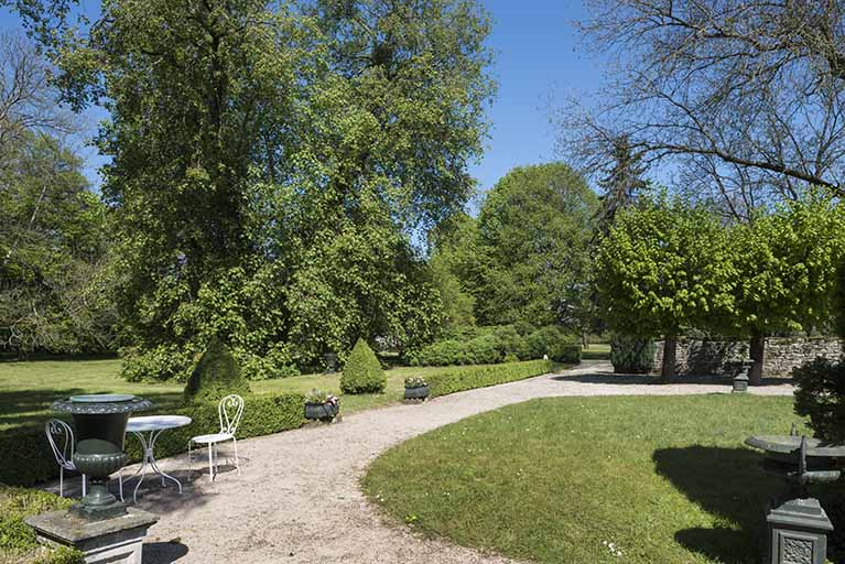 Le parc et son chemin de promenade. © Jérôme Mongreville / Région Bourgogne-Franche-Comté, Inventaire du patrimoine - 2017 Le parc et son chemin de promenade. © Jérôme Mongreville / Région Bourgogne-Franche-Comté, Inventaire du patrimoine - 2017