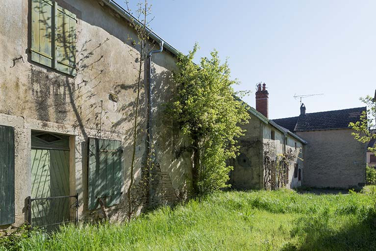 Les bâtiments en enfilade sur la partie nord de la ferme. © Jérôme Mongreville / Région Bourgogne-Franche-Comté, Inventaire du patrimoine - 2017 Les bâtiments en enfilade sur la partie nord de la ferme. © Jérôme Mongreville / Région Bourgogne-Franche-Comté, Inventaire du patrimoine - 2017