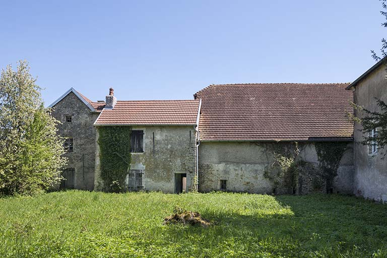 Vue générale depuis le verger. © Jérôme Mongreville / Région Bourgogne-Franche-Comté, Inventaire du patrimoine - 2017 Vue générale depuis le verger. © Jérôme Mongreville / Région Bourgogne-Franche-Comté, Inventaire du patrimoine - 2017