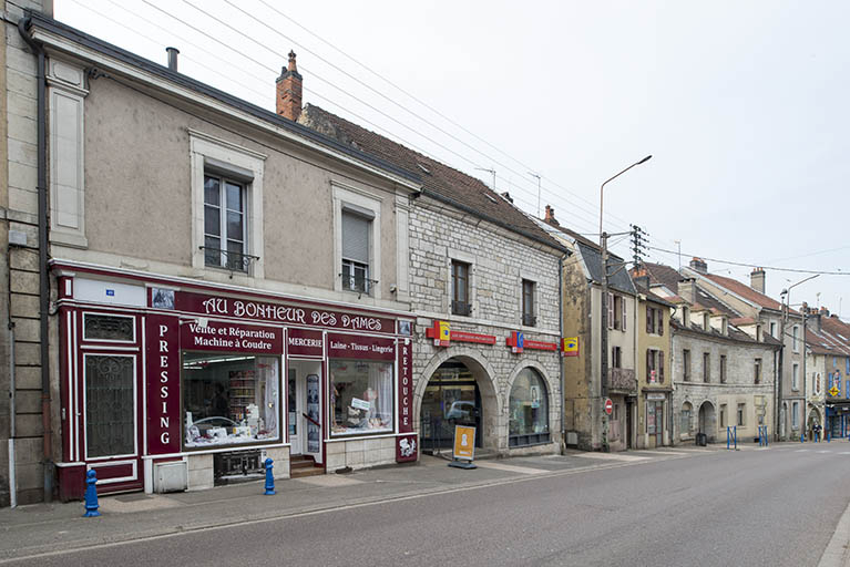 Vue actuelle du bas de la rue principale. © Jérôme Mongreville / Région Bourgogne-Franche-Comté, Inventaire du patrimoine - 2017