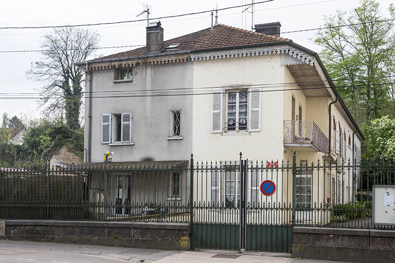 Les communs, vue depuis la rue François Mitterrand. © Jérôme Mongreville / Région Bourgogne-Franche-Comté, Inventaire du patrimoine - 2017