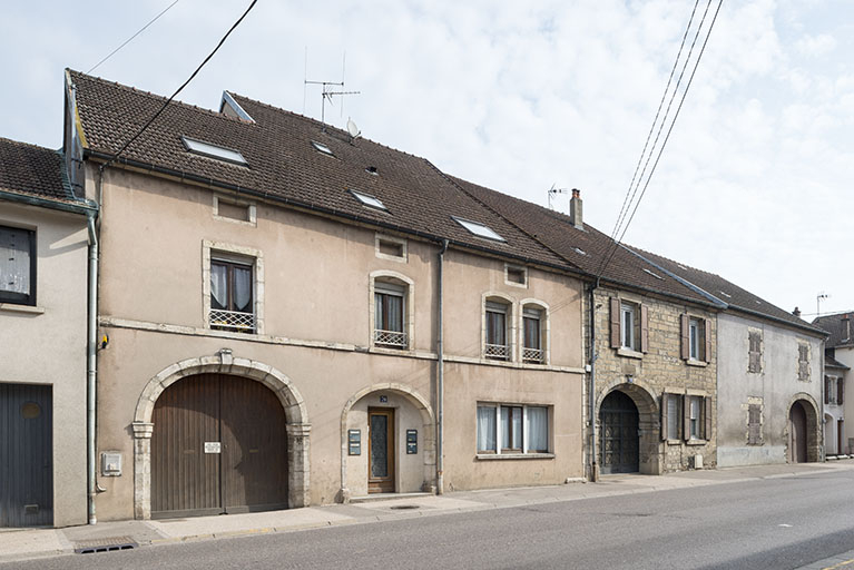 Anciennes fermes ayant conservées la travée d'accès (porte cochère). © Jérôme Mongreville / Région Bourgogne-Franche-Comté, Inventaire du patrimoine - 2017