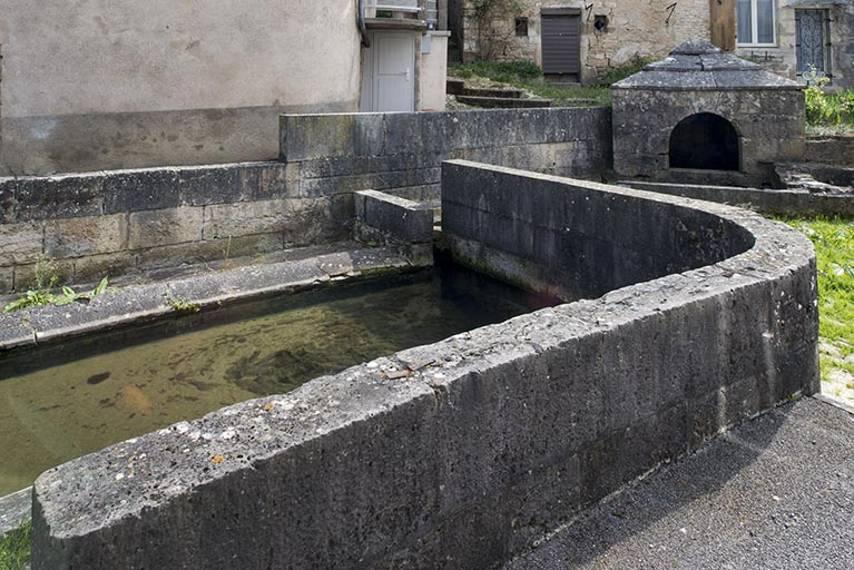 Muret protégeant les laveuses. © Jérôme Mongreville / Région Bourgogne-Franche-Comté, Inventaire du patrimoine - 2017