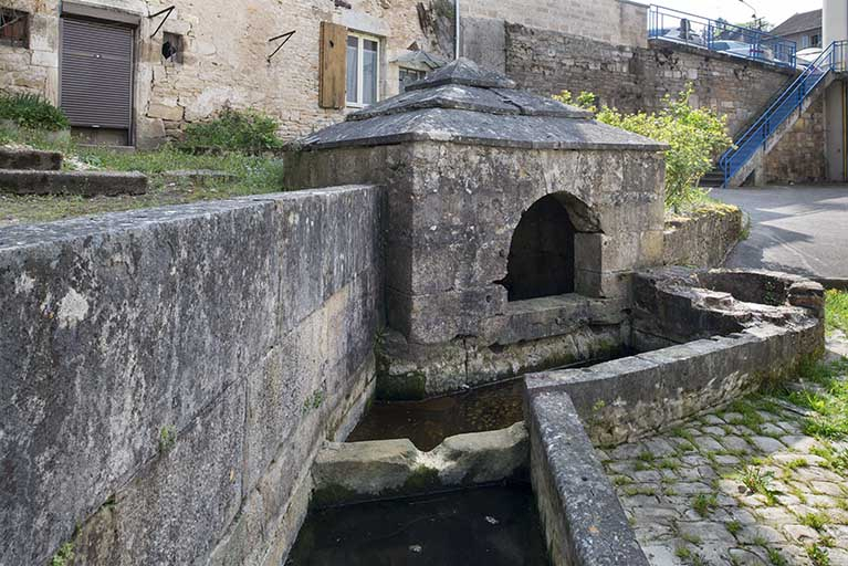 Le puisard et le canal alimentant les bassins. © Jérôme Mongreville / Région Bourgogne-Franche-Comté, Inventaire du patrimoine - 2017
