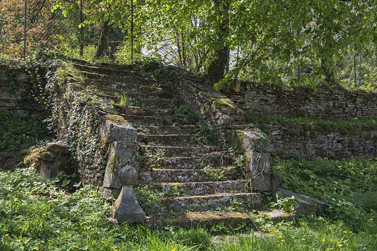 Escalier qui permettait de descendre du Tertre vers la rue principale. © Jérôme Mongreville / Région Bourgogne-Franche-Comté, Inventaire du patrimoine - 2017