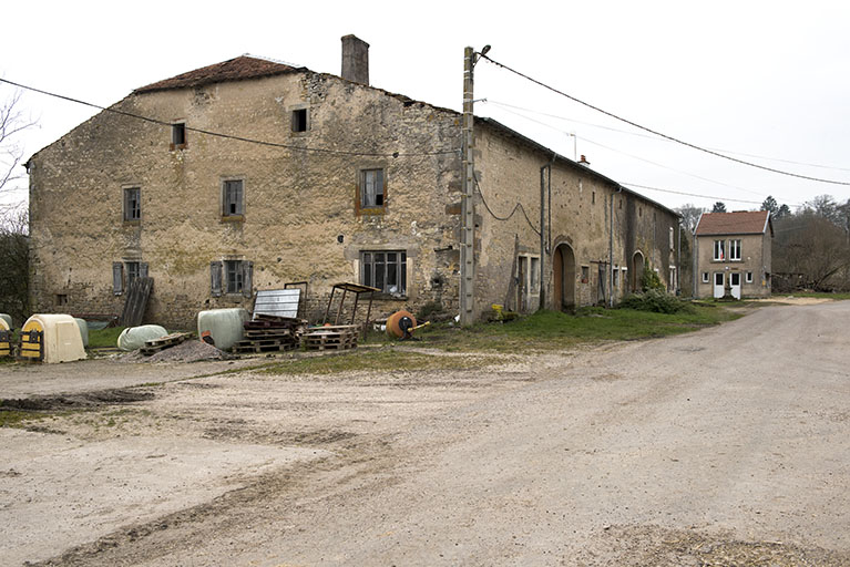 Vue de trois-quart nord-est de la ferme rue du château ; la mairie en second plan.  © Sonia Dourlot / Région Bourgogne-Franche-Comté, Inventaire du patrimoine - 2017
