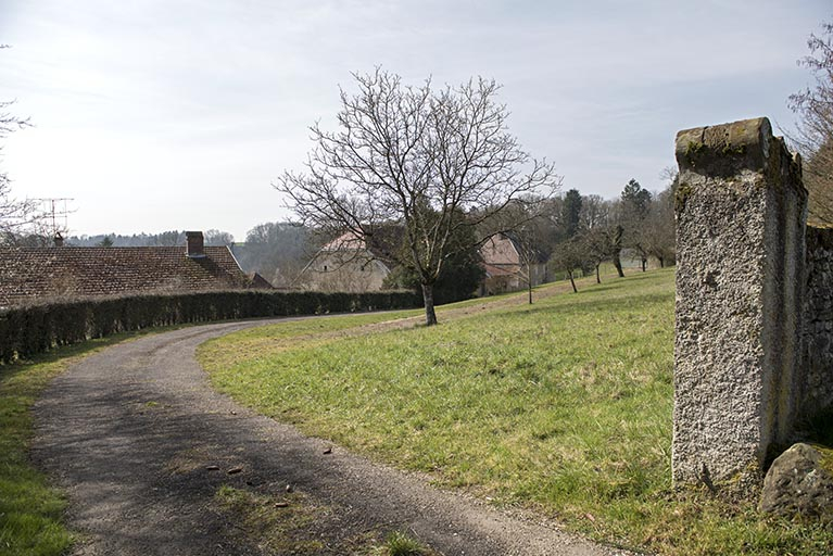 Entrée du 7 et 9 rue du château; vue d'ensemble sur les bâtiments depuis le nord-est.  © Sonia Dourlot / Région Bourgogne-Franche-Comté, Inventaire du patrimoine - 2017