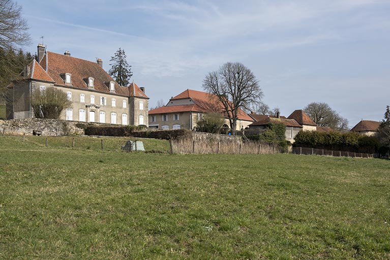 Vue de trois-quart de l'ensemble du château et des bâtiments d'exploitation agricole, vu du sud-ouest. © Sonia Dourlot / Région Bourgogne-Franche-Comté, Inventaire du patrimoine - 2017