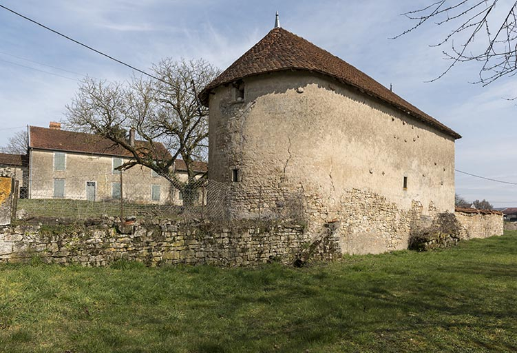 Vue de trois-quart depuis le sud-ouest d'un bâtiment agricole du château.  © Sonia Dourlot / Région Bourgogne-Franche-Comté, Inventaire du patrimoine - 2017