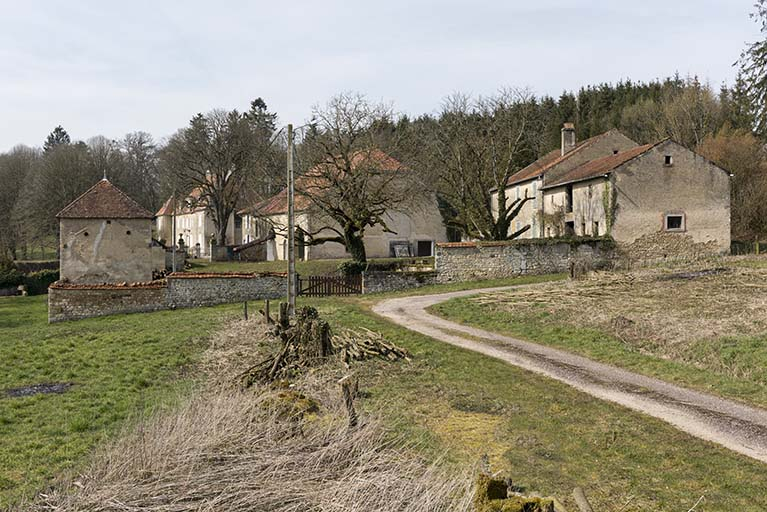 Vue d'ensemble du château et des bâtiments d'exploitation agricole depuis l'est. © Sonia Dourlot / Région Bourgogne-Franche-Comté, Inventaire du patrimoine - 2017