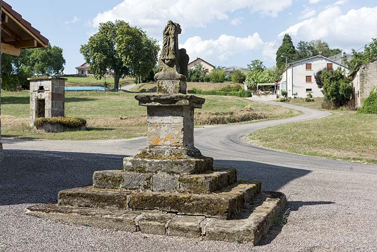 Vue de la face arrière du calvaire : Vierge à l'enfant. © Sonia Dourlot / Région Bourgogne-Franche-Comté, Inventaire du patrimoine - 2017