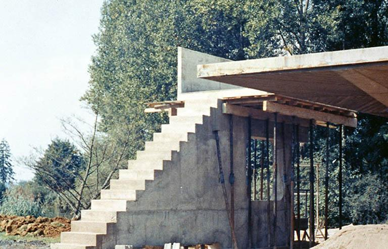 Vue de l'escalier lors du chantier, photographie ancienne, ca.1965, Archives privées. © Sonia Dourlot / Région Bourgogne-Franche-Comté, Inventaire du patrimoine - 2017